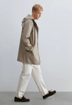 CHAQUETA IMPERMEABLE LOGO