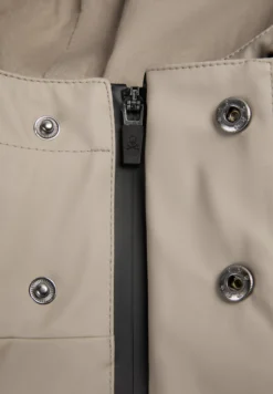 CHAQUETA IMPERMEABLE LOGO