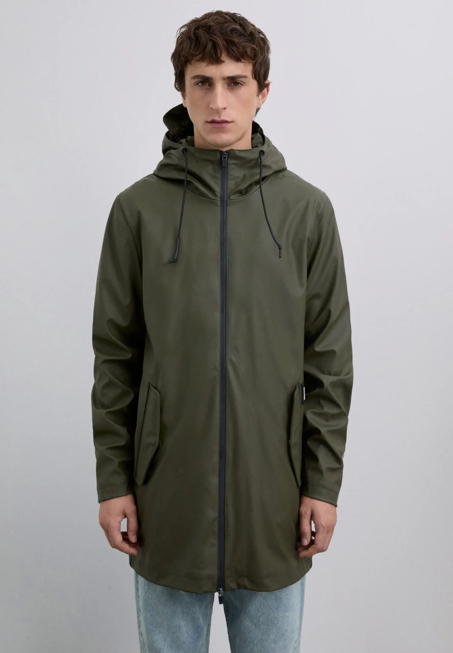 CHAQUETA IMPERMEABLE LOGO
