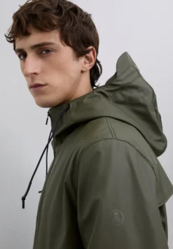 CHAQUETA IMPERMEABLE LOGO