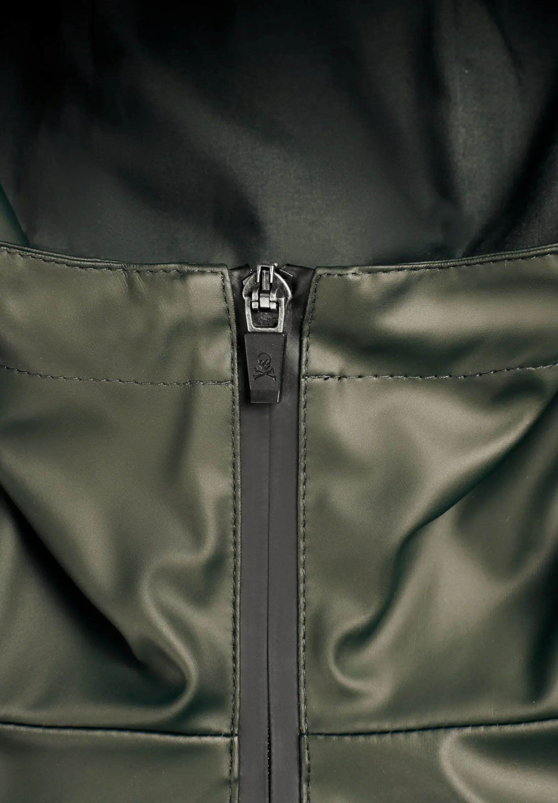 CHAQUETA IMPERMEABLE LOGO