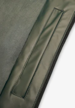 CHAQUETA IMPERMEABLE LOGO