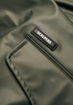 CHAQUETA IMPERMEABLE LOGO