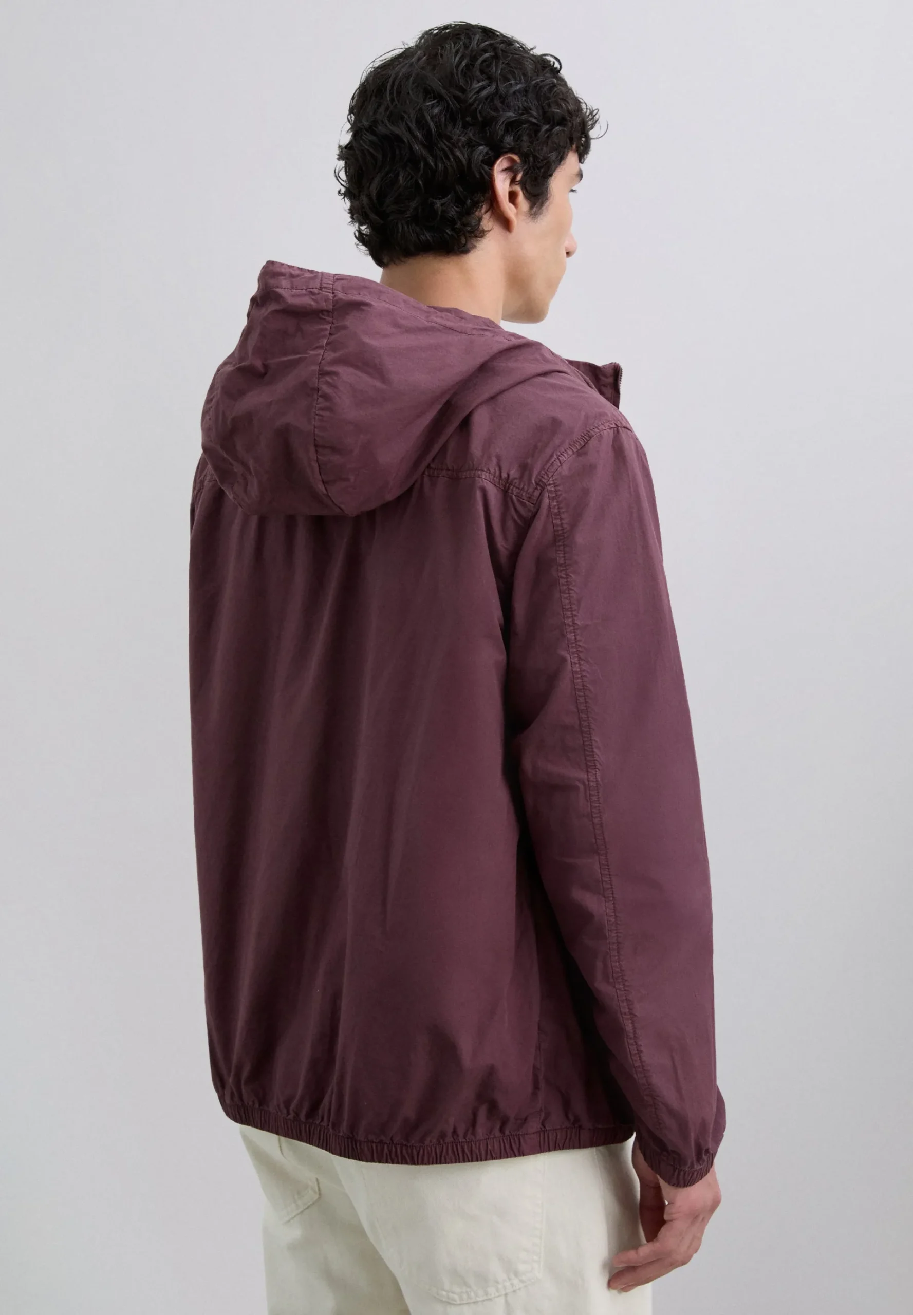 CHAQUETA LIGERA CAPUCHA