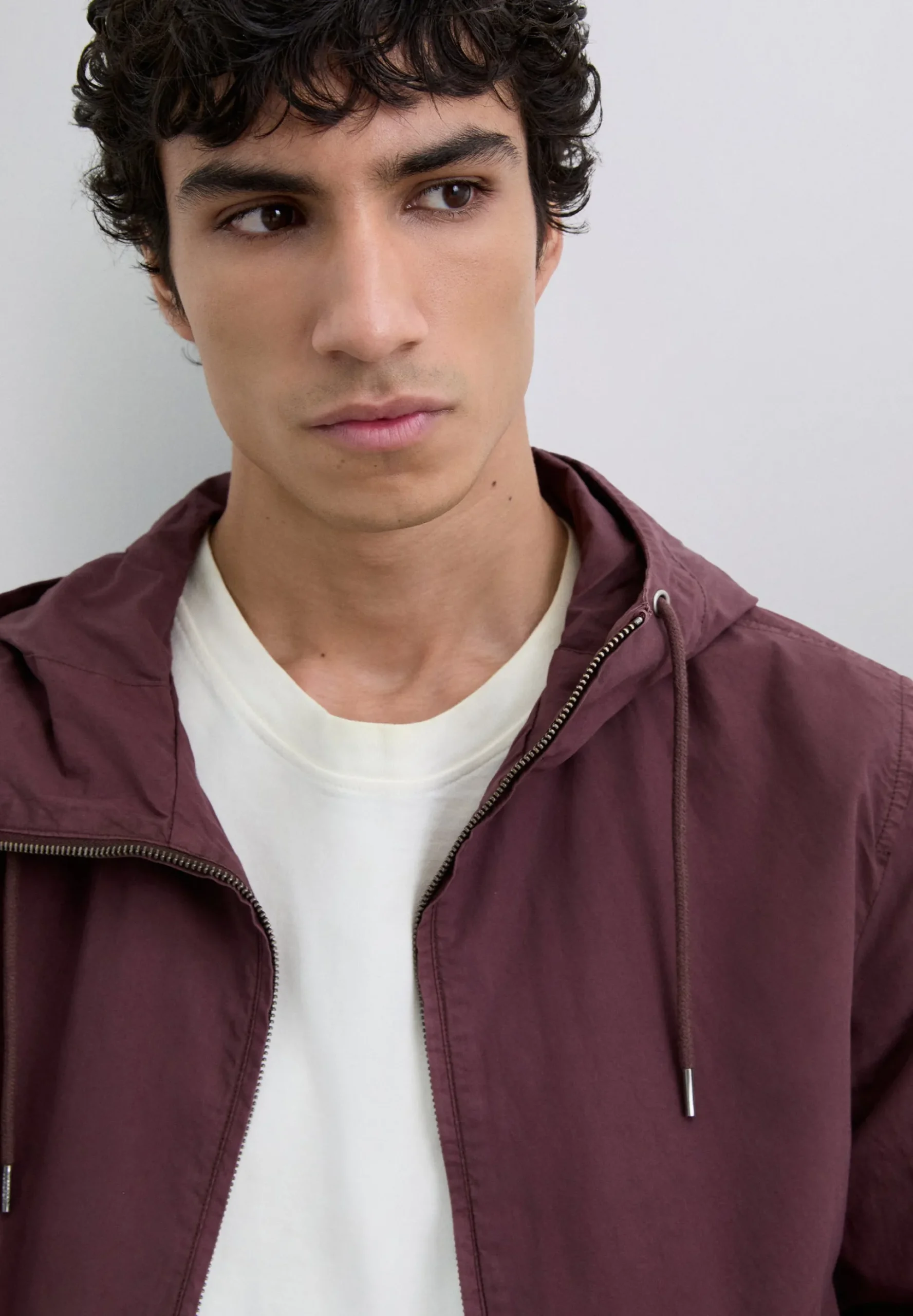 CHAQUETA LIGERA CAPUCHA