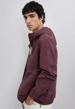 CHAQUETA LIGERA CAPUCHA