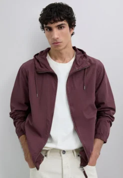CHAQUETA LIGERA CAPUCHA