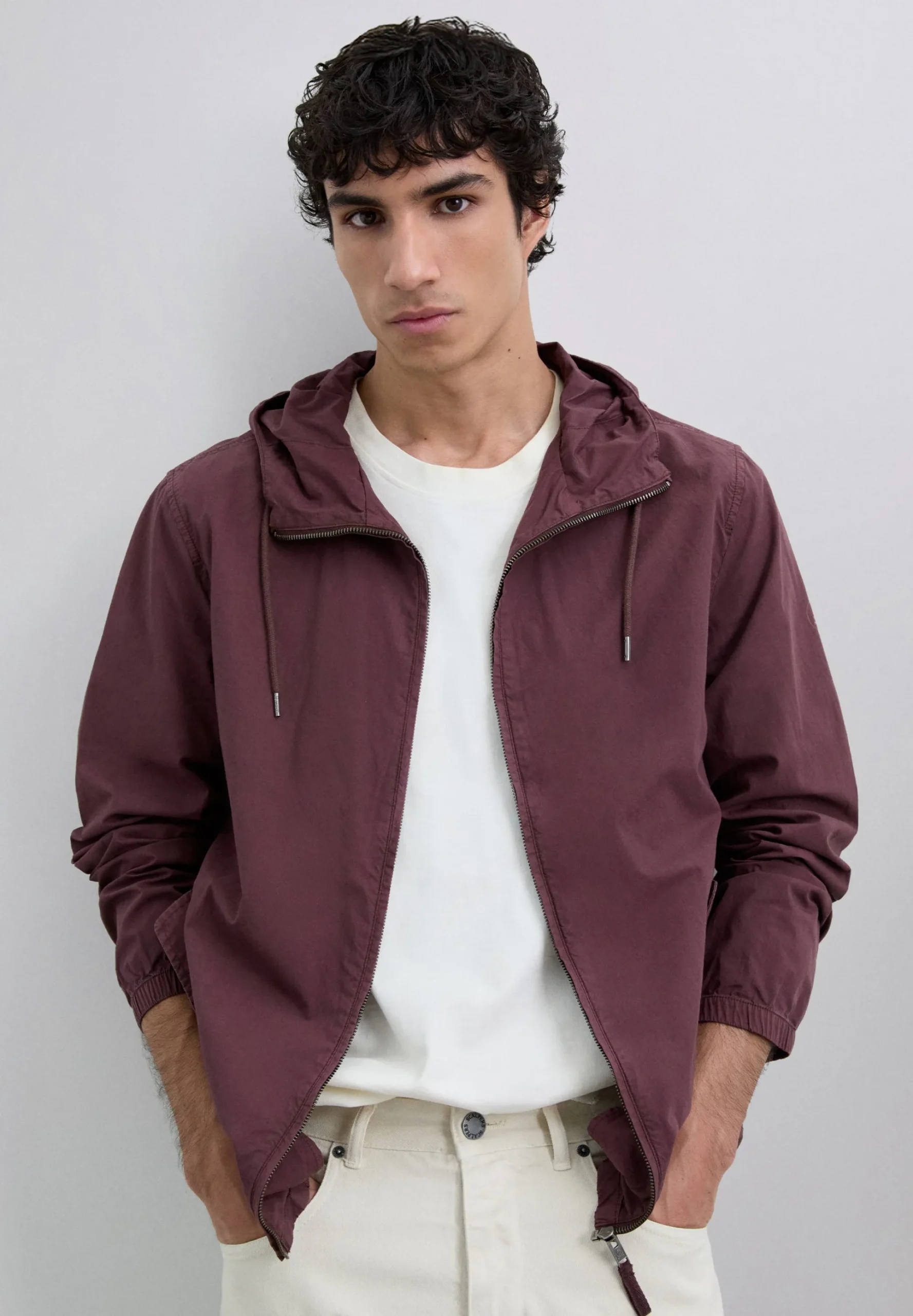 CHAQUETA LIGERA CAPUCHA
