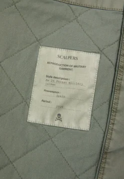 CHAQUETA MILITAR CAPUCHA OCULTA