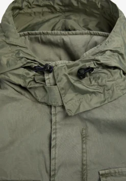 CHAQUETA MILITAR CAPUCHA OCULTA