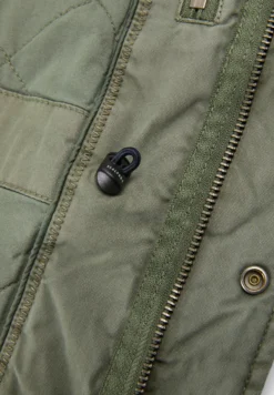 CHAQUETA MILITAR CAPUCHA OCULTA
