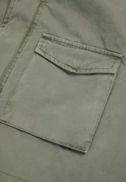 CHAQUETA MILITAR CAPUCHA OCULTA
