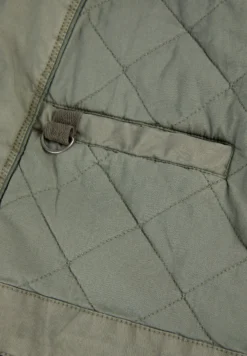 CHAQUETA MILITAR CAPUCHA OCULTA
