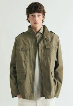 CHAQUETA MILITAR CON CAPUCHA OCULTA