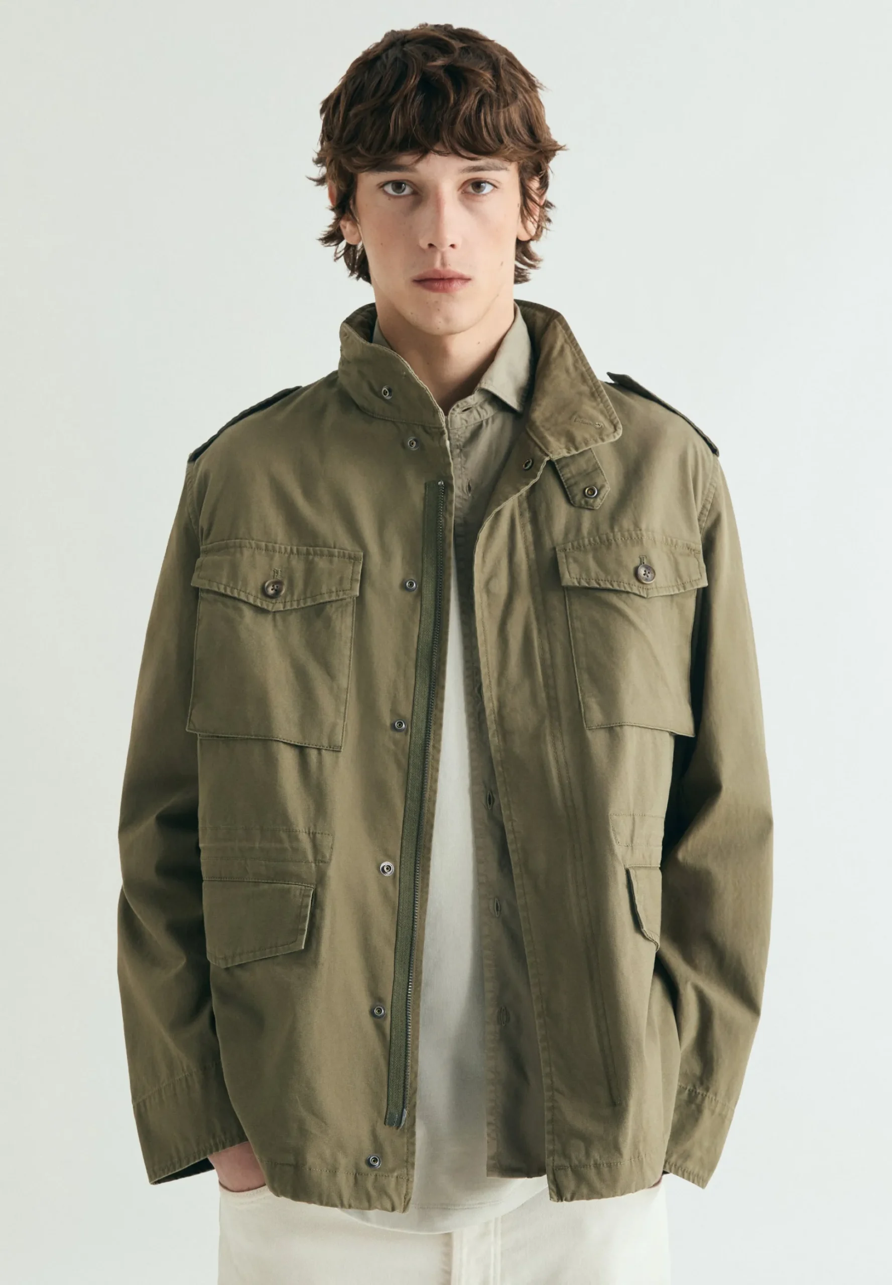 CHAQUETA MILITAR CON CAPUCHA OCULTA