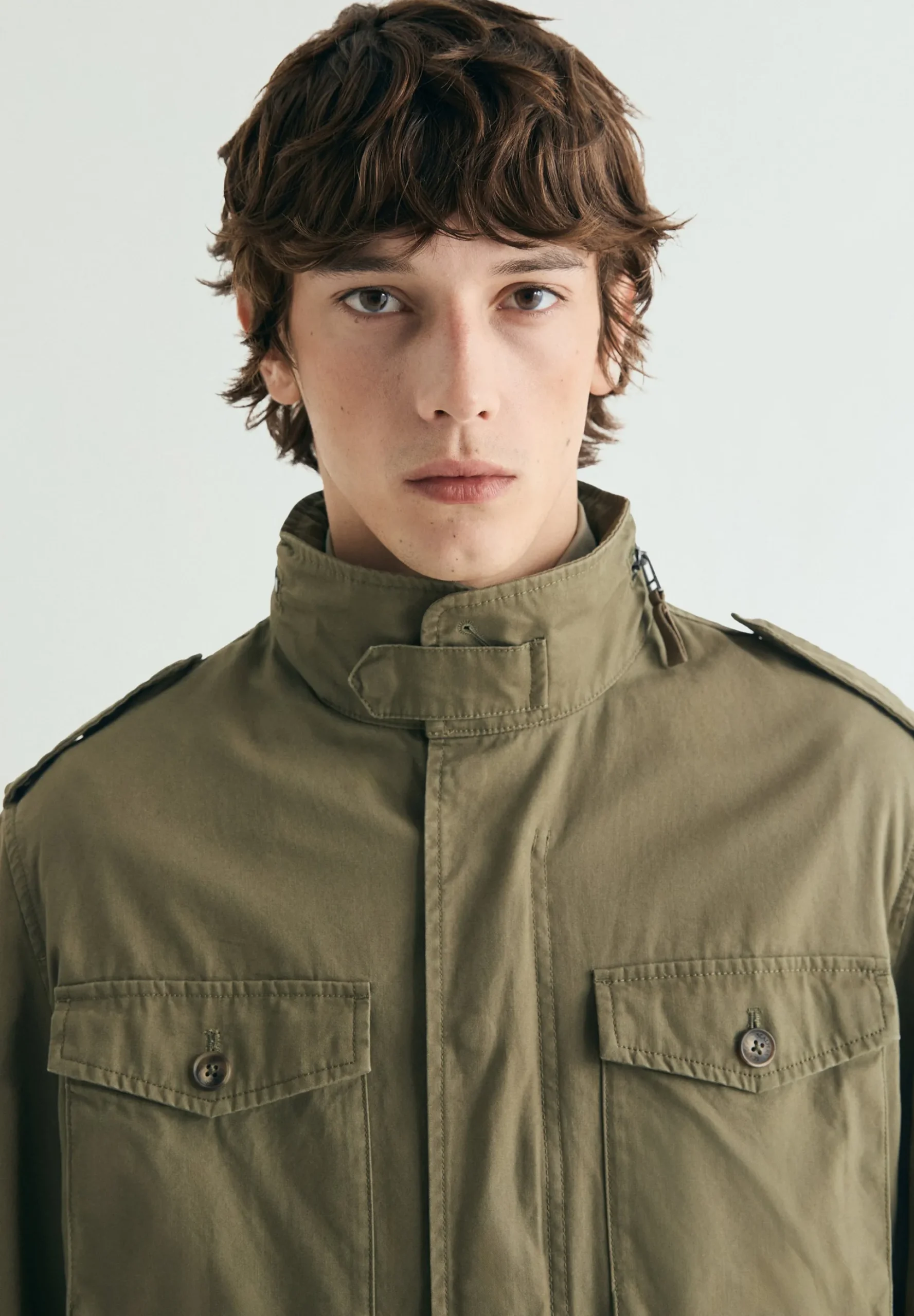 CHAQUETA MILITAR CON CAPUCHA OCULTA