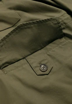 CHAQUETA MILITAR CON CAPUCHA OCULTA
