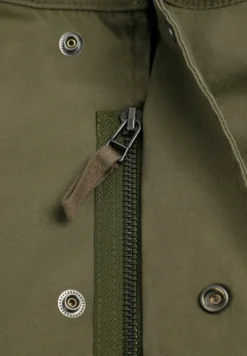 CHAQUETA MILITAR CON CAPUCHA OCULTA