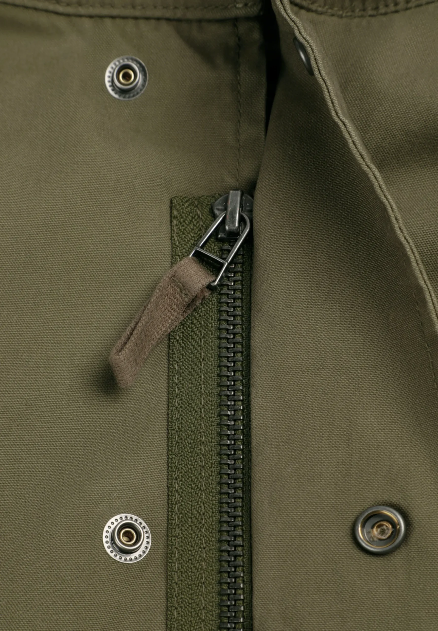 CHAQUETA MILITAR CON CAPUCHA OCULTA