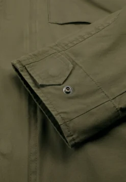 CHAQUETA MILITAR CON CAPUCHA OCULTA