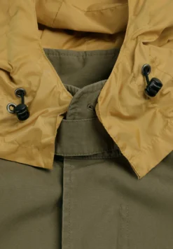 CHAQUETA MILITAR CON CAPUCHA OCULTA