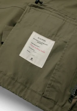 CHAQUETA MILITAR CON CAPUCHA OCULTA