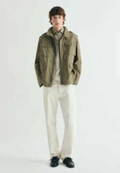 CHAQUETA MILITAR CON CAPUCHA OCULTA