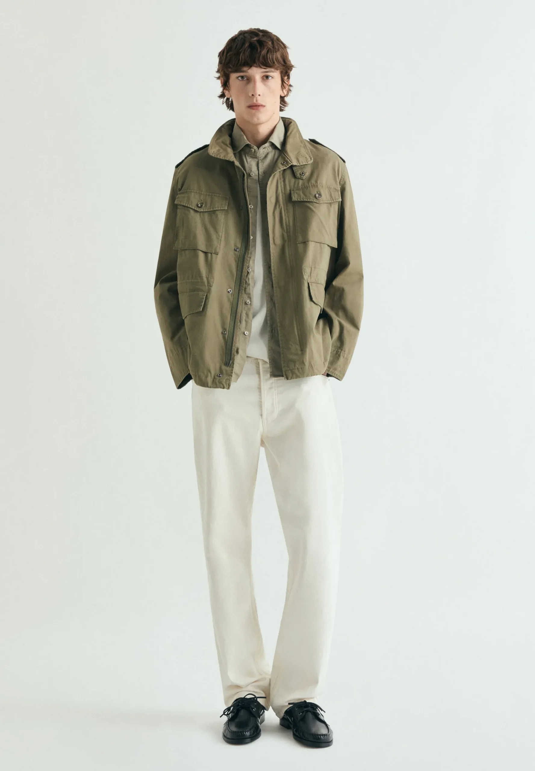 CHAQUETA MILITAR CON CAPUCHA OCULTA
