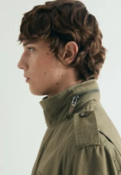 CHAQUETA MILITAR CON CAPUCHA OCULTA