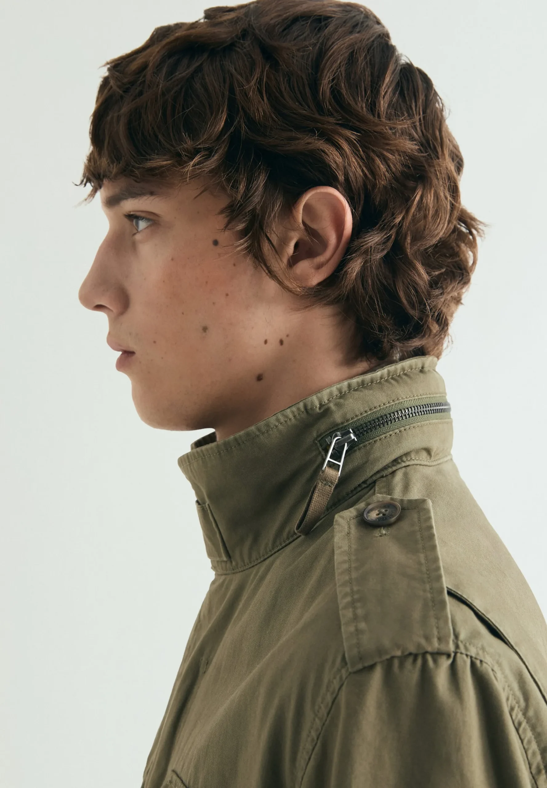 CHAQUETA MILITAR CON CAPUCHA OCULTA