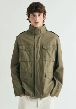 CHAQUETA MILITAR CON CAPUCHA OCULTA