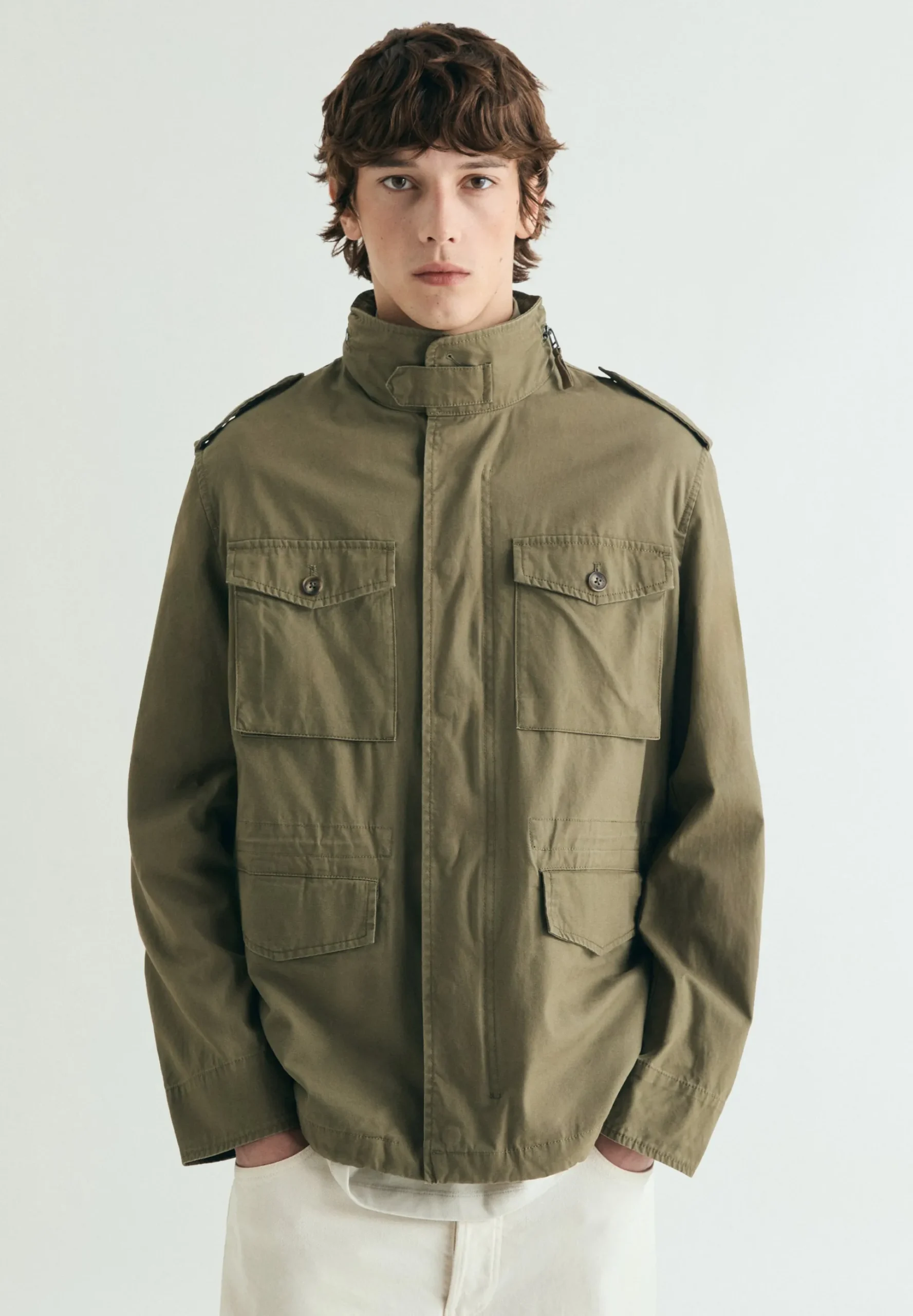 CHAQUETA MILITAR CON CAPUCHA OCULTA