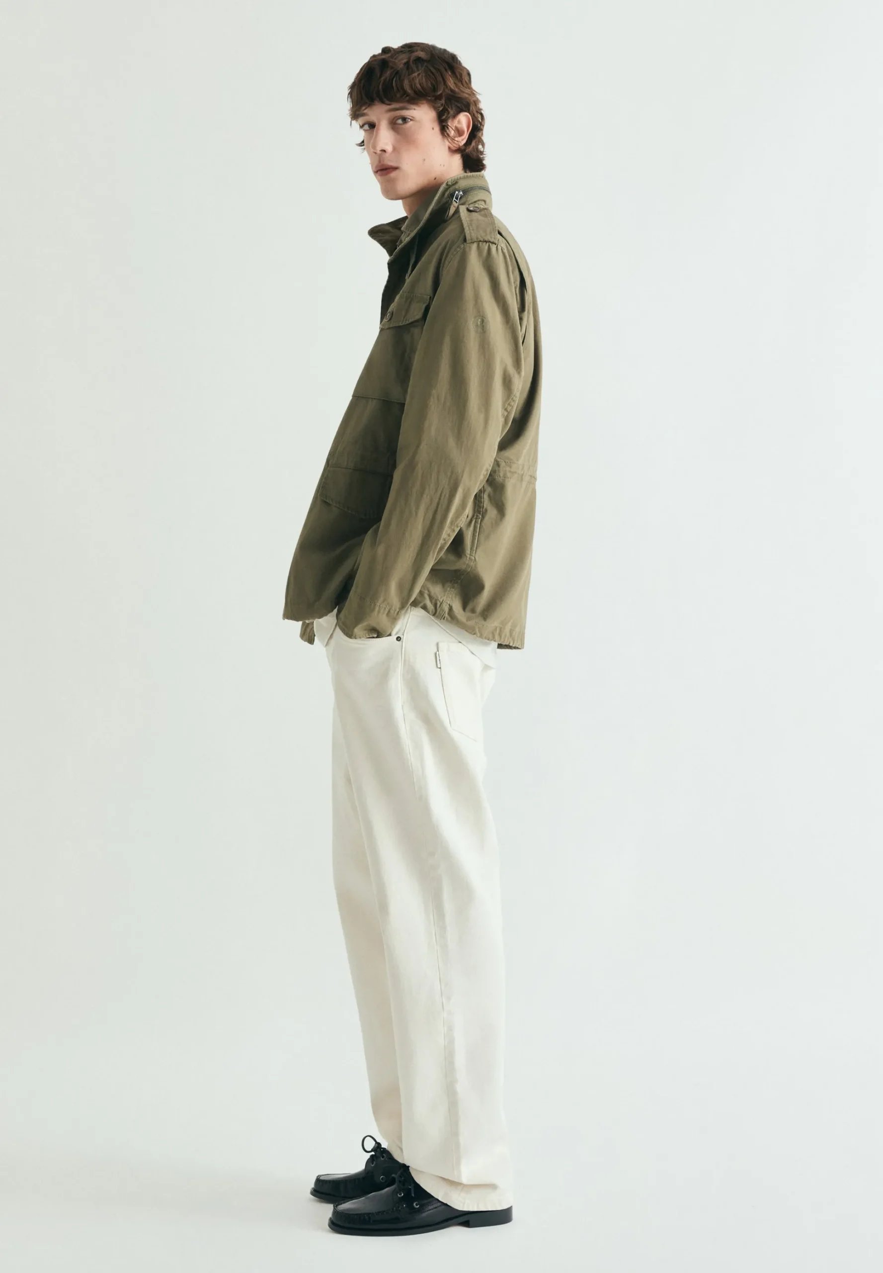 CHAQUETA MILITAR CON CAPUCHA OCULTA