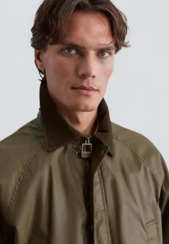 CHAQUETA RESINADA CUELLO PANA