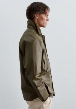 CHAQUETA RESINADA CUELLO PANA