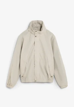 CHAQUETA TÉCNICA CON CAPUCHA OCULTA