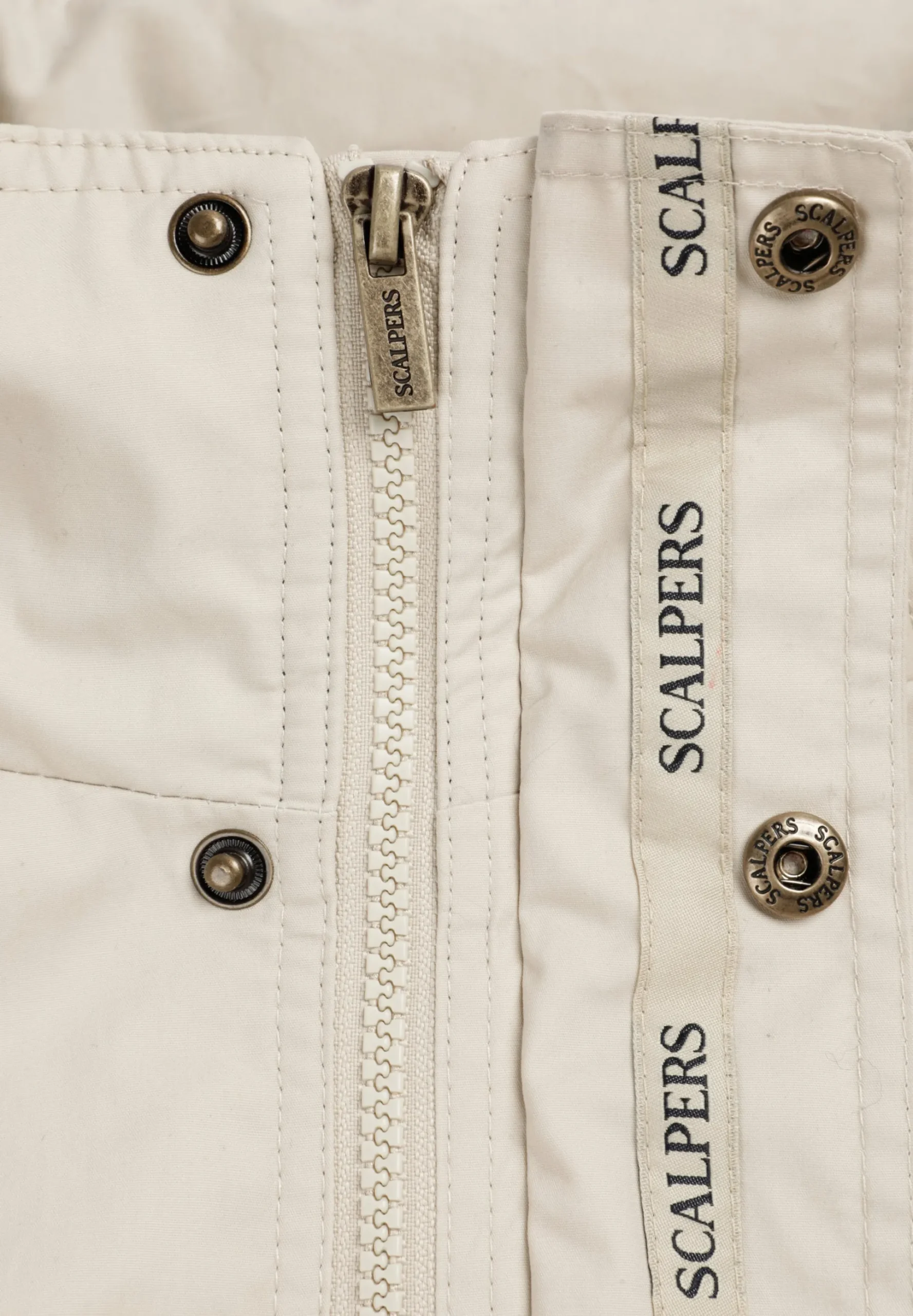 CHAQUETA TÉCNICA CON CAPUCHA OCULTA