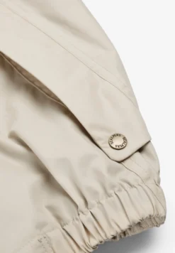 CHAQUETA TÉCNICA CON CAPUCHA OCULTA