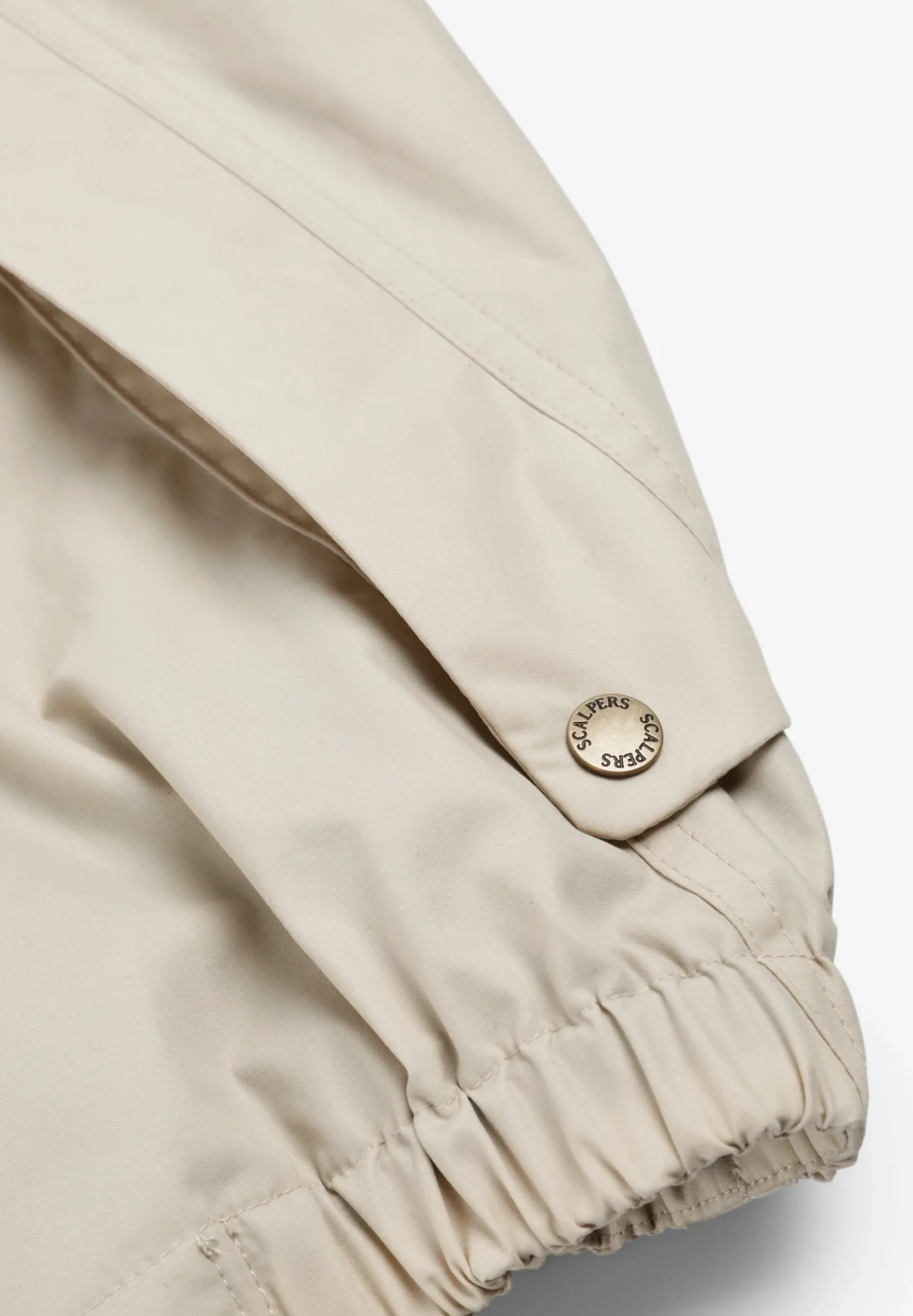 CHAQUETA TÉCNICA CON CAPUCHA OCULTA