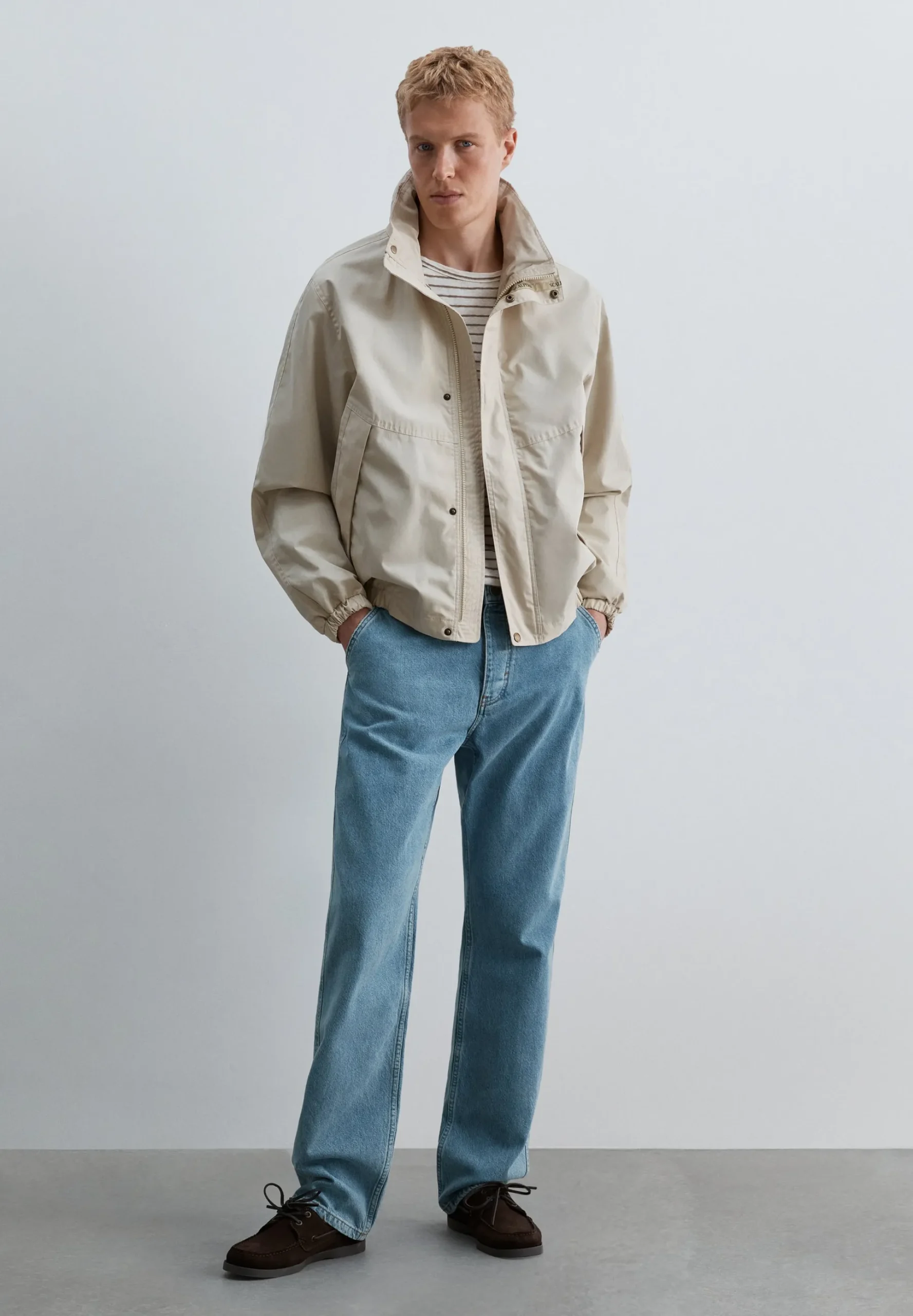 CHAQUETA TÉCNICA CON CAPUCHA OCULTA