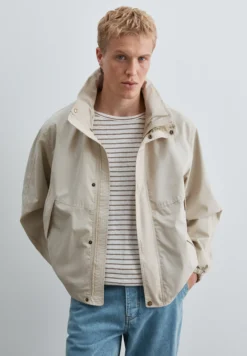 CHAQUETA TÉCNICA CON CAPUCHA OCULTA