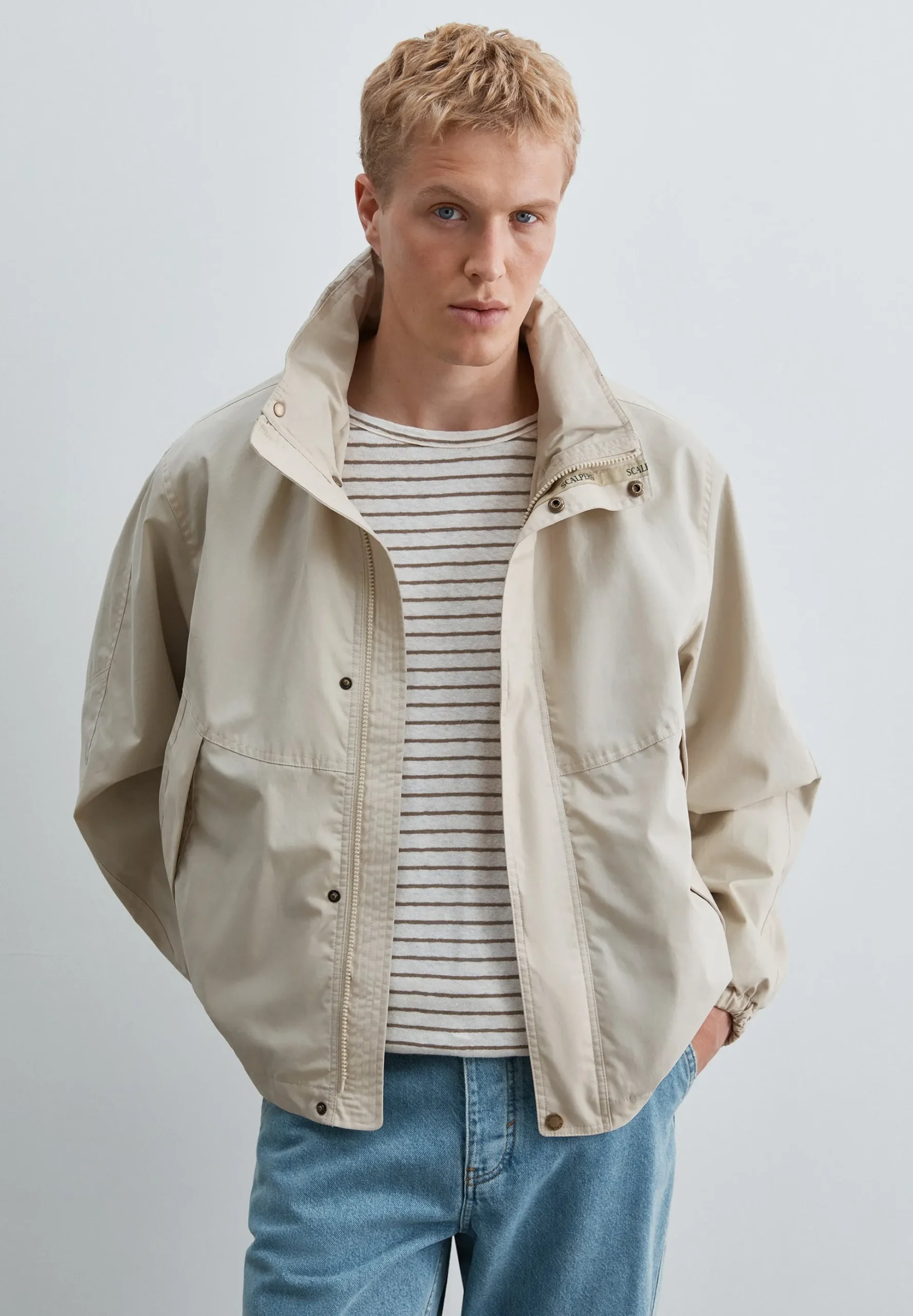 CHAQUETA TÉCNICA CON CAPUCHA OCULTA