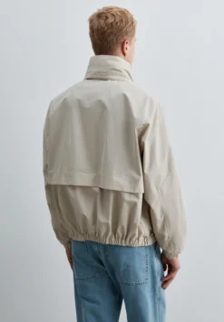 CHAQUETA TÉCNICA CON CAPUCHA OCULTA