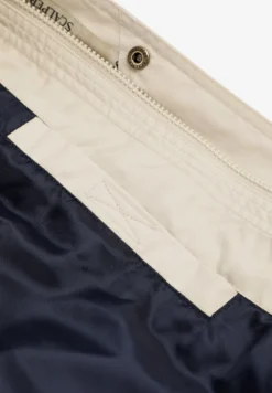 CHAQUETA TÉCNICA CON CAPUCHA OCULTA