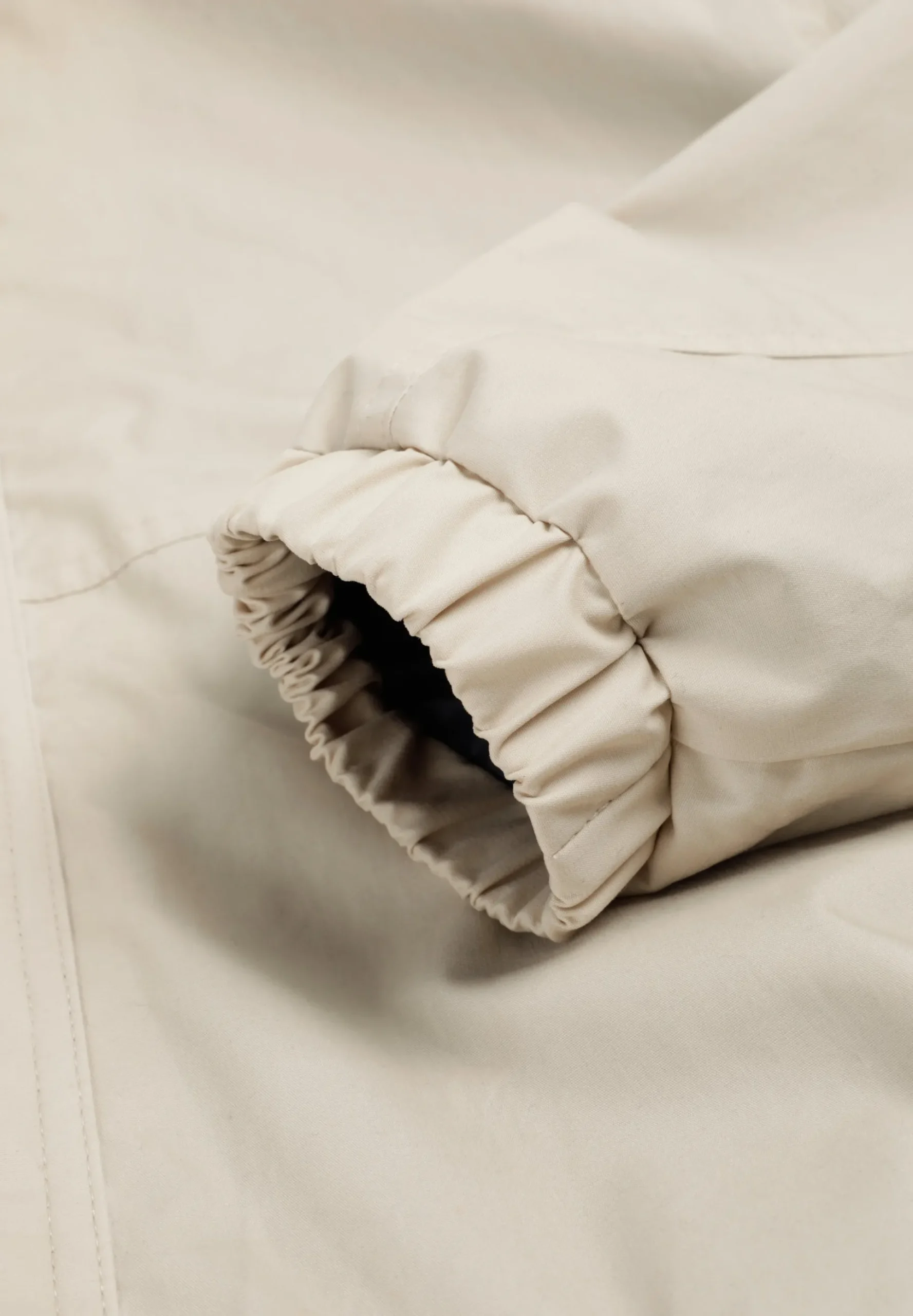 CHAQUETA TÉCNICA CON CAPUCHA OCULTA