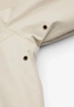 CHAQUETA TÉCNICA CON CAPUCHA OCULTA