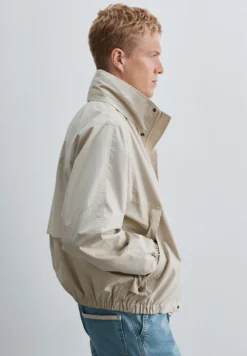 CHAQUETA TÉCNICA CON CAPUCHA OCULTA