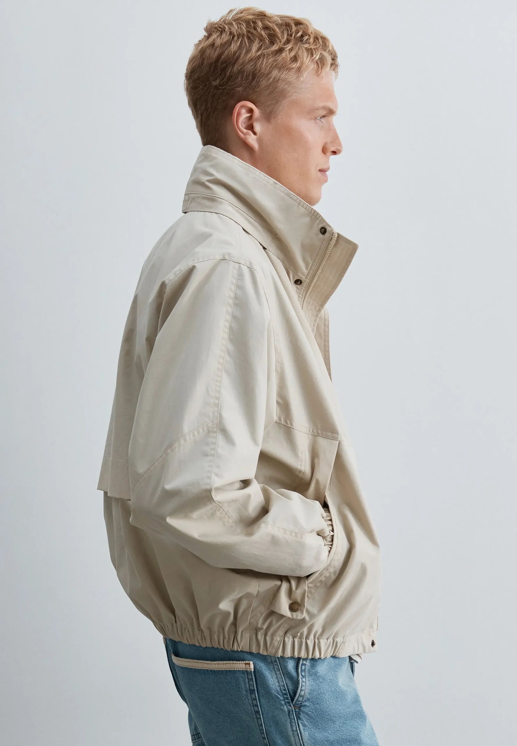 CHAQUETA TÉCNICA CON CAPUCHA OCULTA