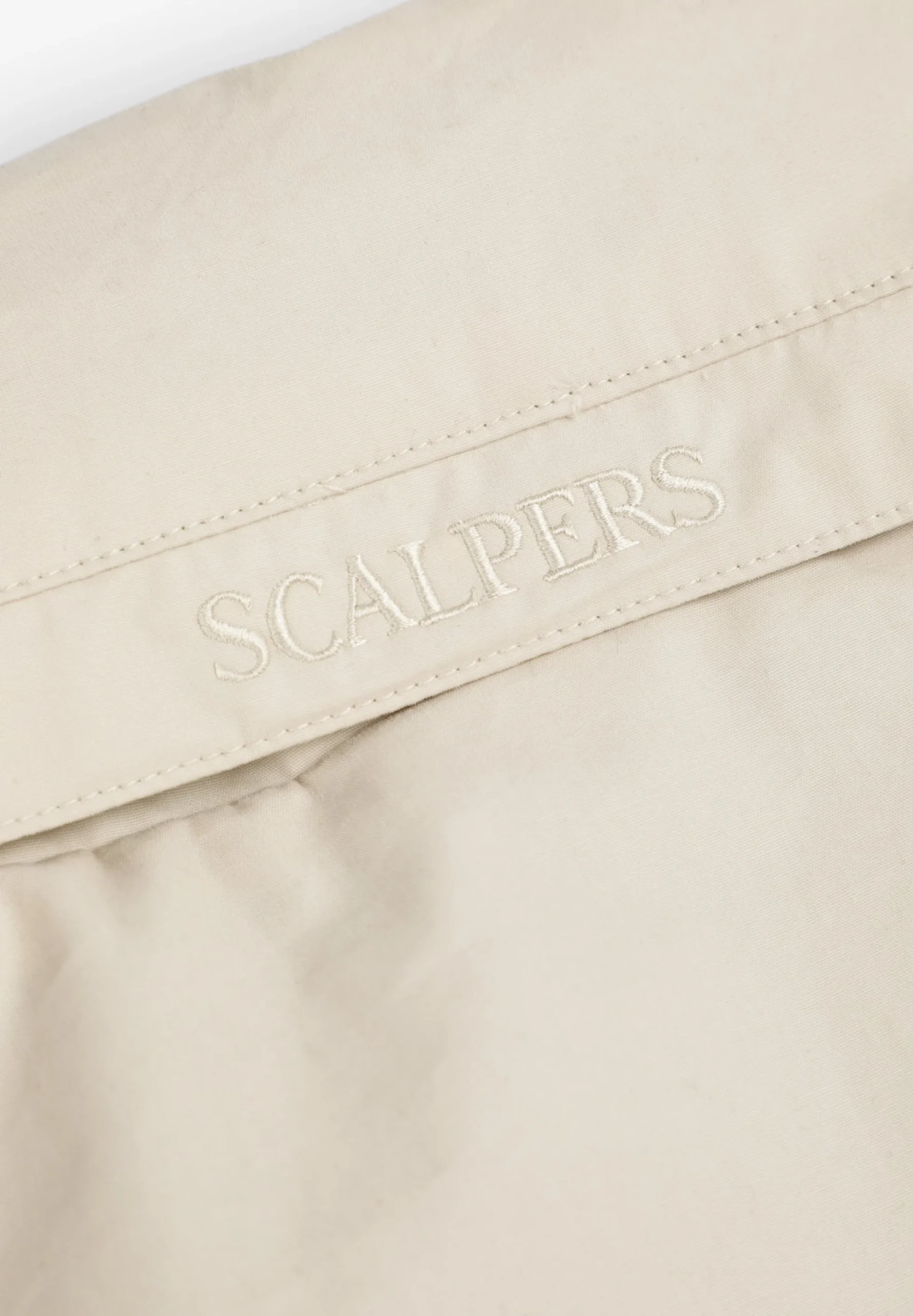 CHAQUETA TÉCNICA CON CAPUCHA OCULTA