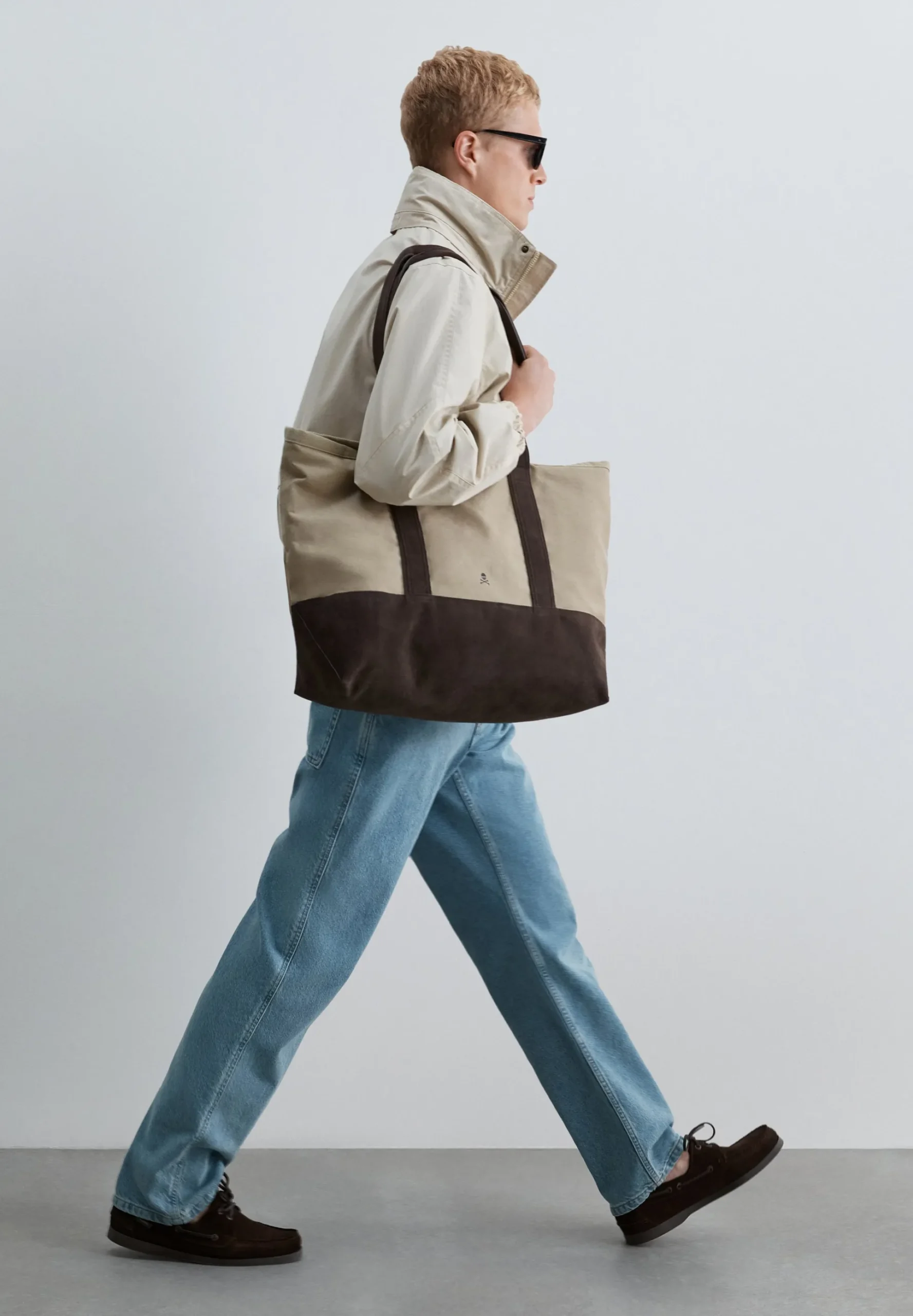 CHAQUETA TÉCNICA CON CAPUCHA OCULTA